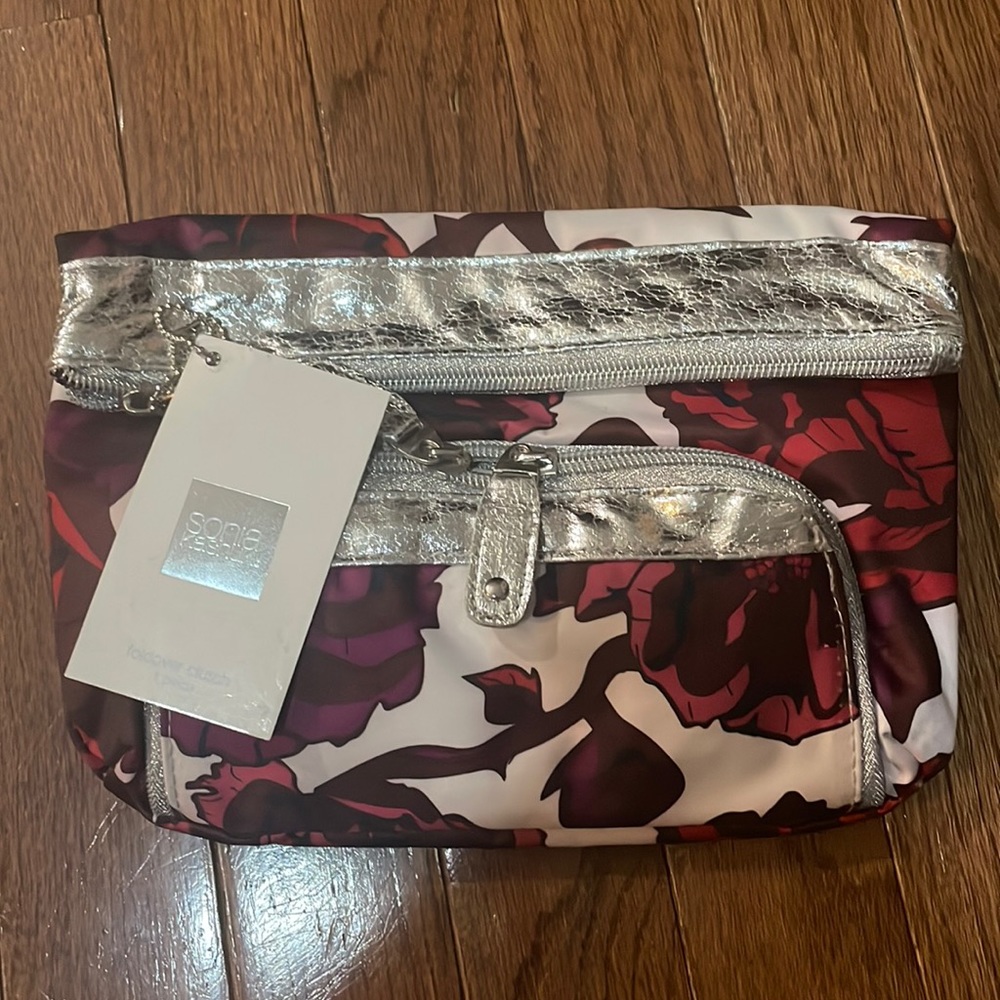 Super cute make up bag!